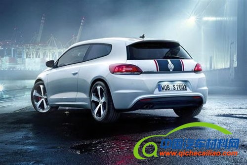 贯穿全车身的红黑相间的彩带车漆