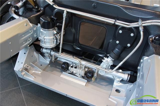 终极轻量化 解析迈凯伦碳纤维移动底盘