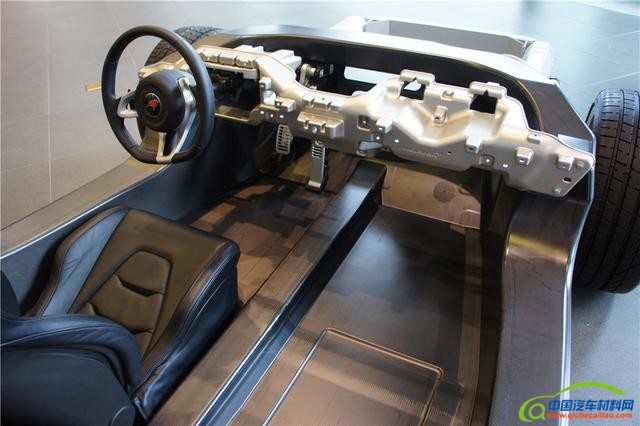 终极轻量化 解析迈凯伦碳纤维移动底盘