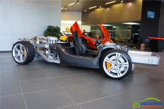 终极轻量化 解析迈凯伦碳纤维移动底盘
