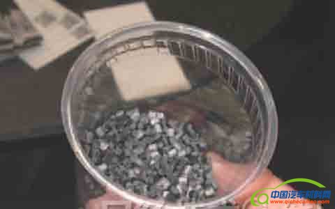 图3：用作车身材料的CFRP颗粒。