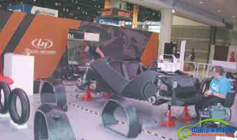 图4：在车身上手工安装各部件，组装成一辆小型EV。