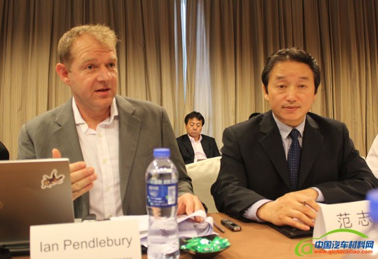 欧特克公司设计生命周期与仿真部高级总监Ian Pendlebury先生（左）发布注塑成型仿真分析解决方案2016版本