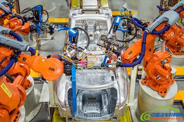 2 奇瑞捷豹路虎全铝车身车间：外主拼线特写.jpg