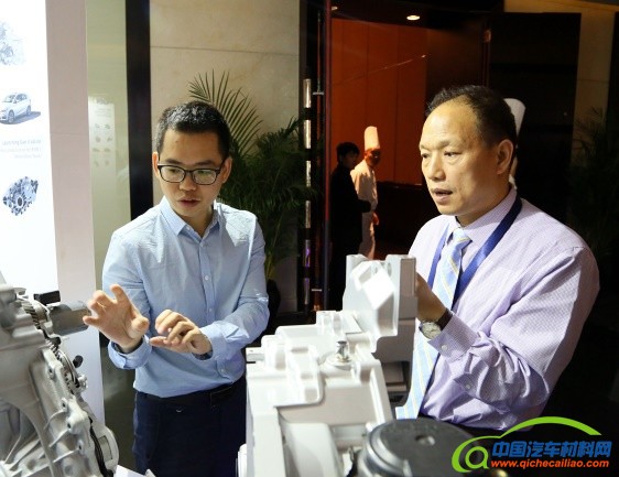 吉凯恩技术人员向奇瑞汽车段志辉总介绍多模混合动力变速器