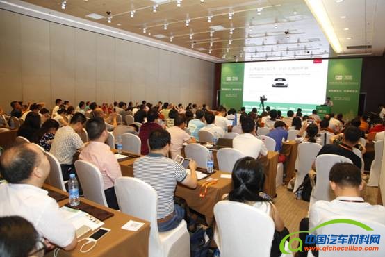 峰会异常火爆，通道都挤满了参会代表