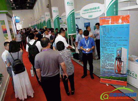 标展展位前挤满参观观众