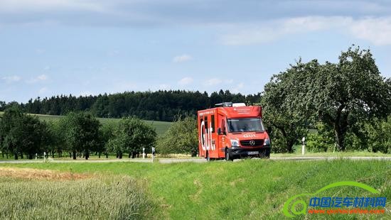 奔驰凌特变身移动银行 车身为防弹材质