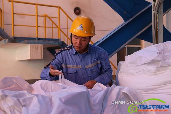 图为质检人员正在查看生产出来的产品_副本