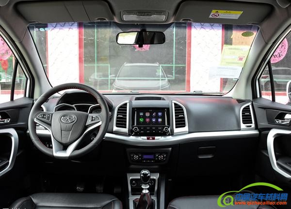 瑞风S3 黑色塑料材质给车添加了不少的野性色彩