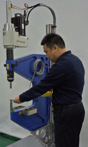 新能源汽车，轻量化，锁铆铆接