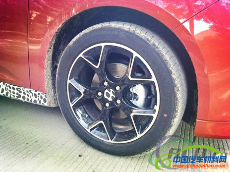 福特福克斯两厢路试谍照 双色铝合金轮圈开了花