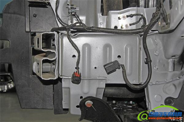 ，车身防护结构,汽车吸能盒，汽车溃缩区