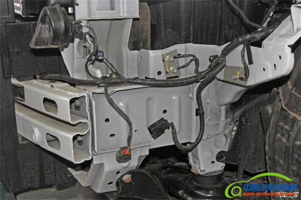 ，车身防护结构,汽车吸能盒，汽车溃缩区