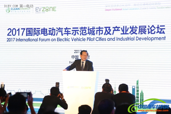 万钢：每隔四年新能源汽车电池能量密度提高一倍，成本降低约50%