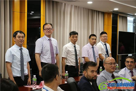 会议前签到，迎来了各方贵宾