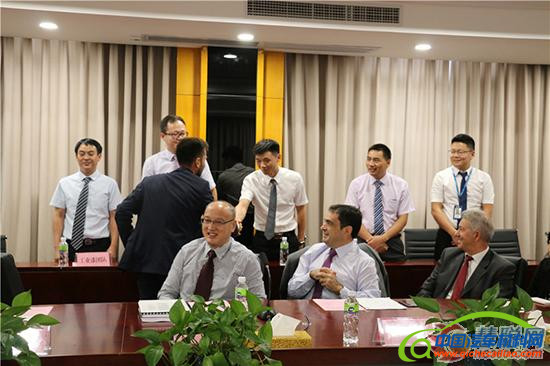 会议前签到，迎来了各方贵宾