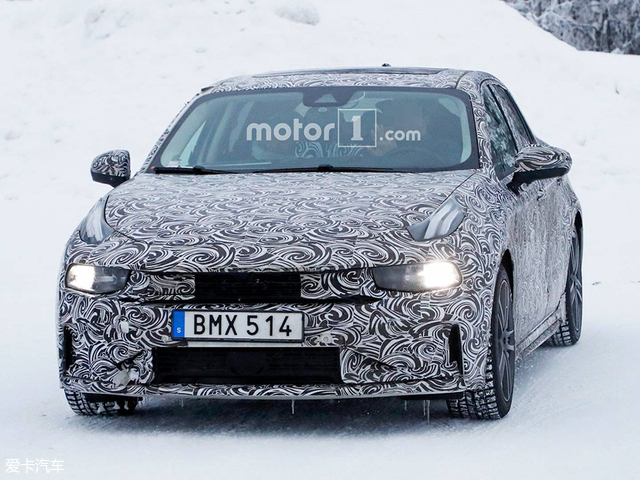 造型方面，领克03基本延续了此前发布的领克03概念车的造型设计，新车前脸采用了左右贯通式的进气格栅、前保险杠配合独特的前大灯组造型，具备了不错的视觉辨识度。车身侧面保持了三厢车的造型，而尾部灯组采用了L形的设计。