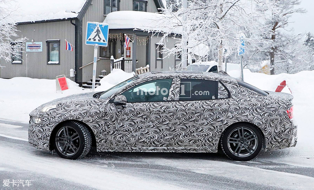 造型方面，领克03基本延续了此前发布的领克03概念车的造型设计，新车前脸采用了左右贯通式的进气格栅、前保险杠配合独特的前大灯组造型，具备了不错的视觉辨识度。车身侧面保持了三厢车的造型，而尾部灯组采用了L形的设计。