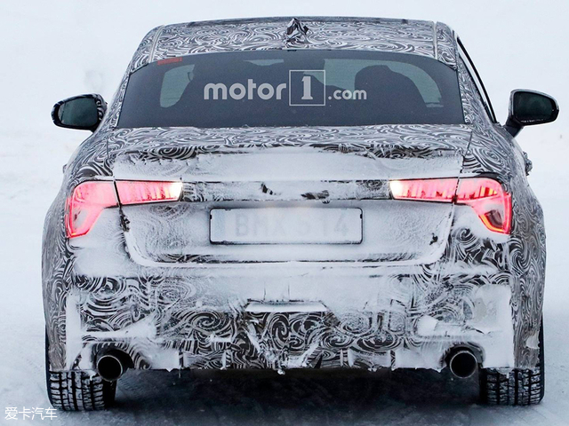 造型方面，领克03基本延续了此前发布的领克03概念车的造型设计，新车前脸采用了左右贯通式的进气格栅、前保险杠配合独特的前大灯组造型，具备了不错的视觉辨识度。车身侧面保持了三厢车的造型，而尾部灯组采用了L形的设计。