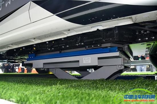 奥动展示的换电设备占地面积很小，拆装电池的速度很快