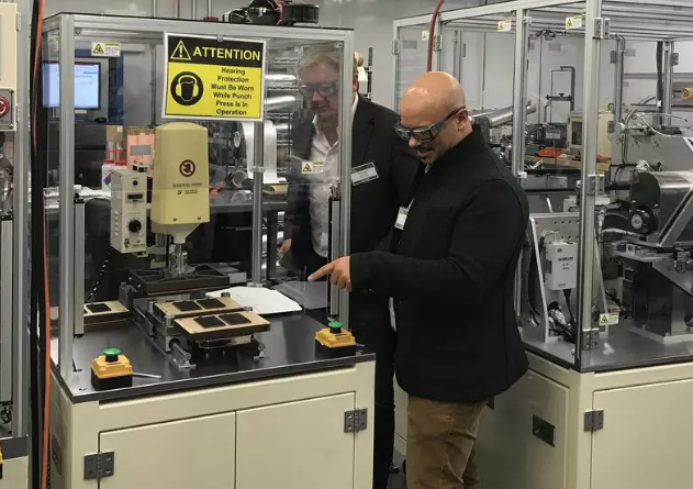 菲斯科和公司首席科学家法比奥&middot;阿尔巴诺博士，前排，在洛杉矶的菲斯科固态技术实验室检查设备（图片来源：Fisker）