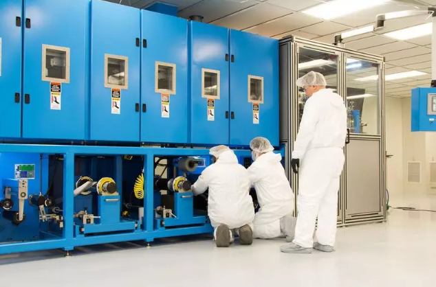 科罗拉多州路易斯维尔的固态电池试制工厂，工人们正在检查用于固态电池开发的设备（图片来源：Solid Power）