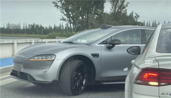 首搭鸿蒙4.0!华为智选车首款纯电轿车实车曝光:着实颠覆