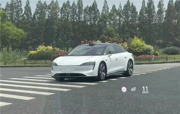 首搭鸿蒙4.0!华为智选车首款纯电轿车实车曝光:着实颠覆