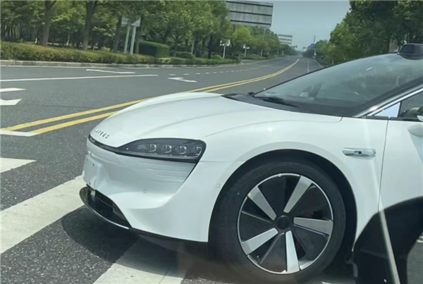 首搭鸿蒙4.0!华为智选车首款纯电轿车实车曝光:着实颠覆