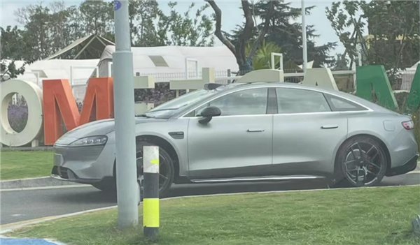 首搭鸿蒙4.0!华为智选车首款纯电轿车实车曝光:着实颠覆