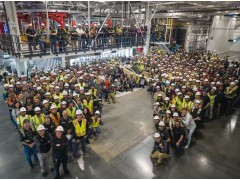 特斯拉Cybercab量产下线，采用一体压铸技术以及“开箱制造工艺”