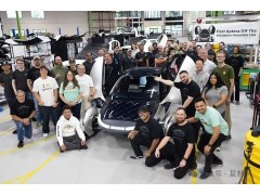 Aptera首台SMC复合材料车身太阳能电动车驶下验证装配线